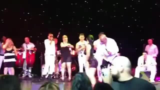 Se desnuda para la charanga