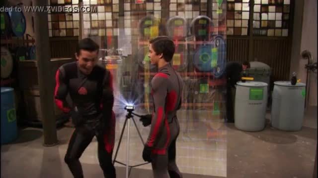 Billy Unger e Spencer Boldman com roupa colada em Seriado